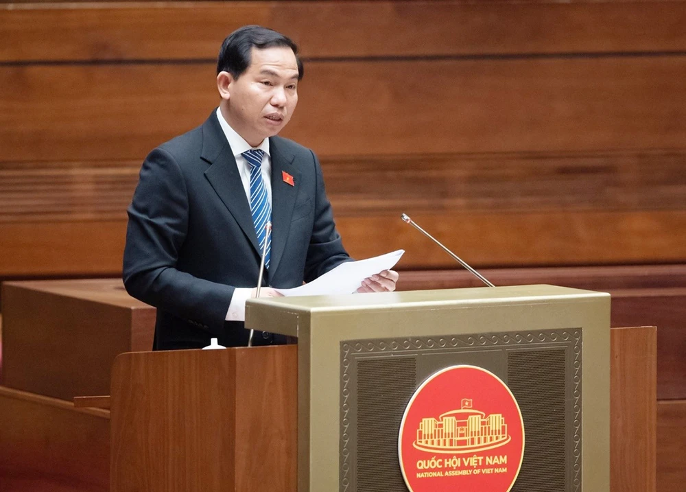 Ủy viên Ủy ban Thường vụ Quốc hội, Chủ nhiệm Ủy ban Tài chính - Ngân sách Lê Quang Mạnh trình bày tại kỳ họp.