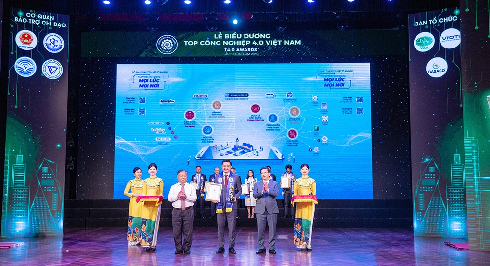 Ông Nguyễn Phương Sơn (ở giữa), GĐ Đối ngoại Amway Việt Nam nhận giải thưởng từ ban tổ chức.