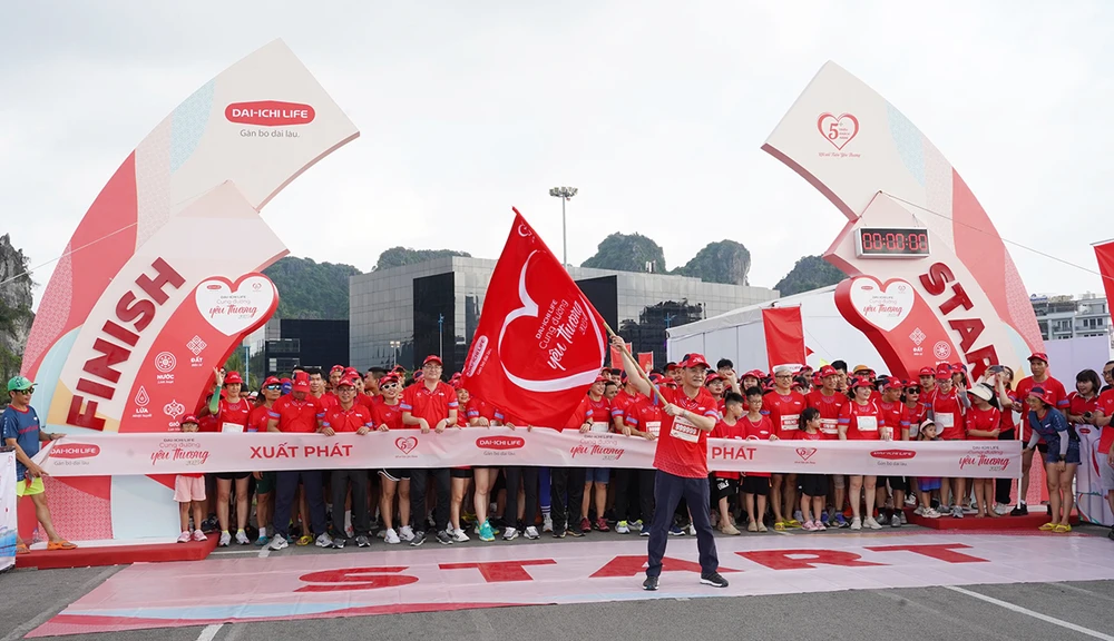 BTC phất cờ lệnh xuất phát chạy bộ tại TP. Quảng Ninh.