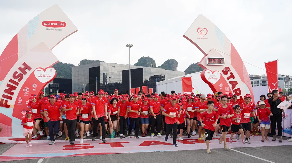 Hơn 400 thành viên đã tham gia chinh phục hai cung đường đi/chạy bộ.