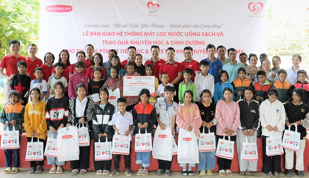 Đại diện Dai-ichi Life Việt Nam trao tặng quà khuyến học và dinh dưỡng cho các em học sinh.