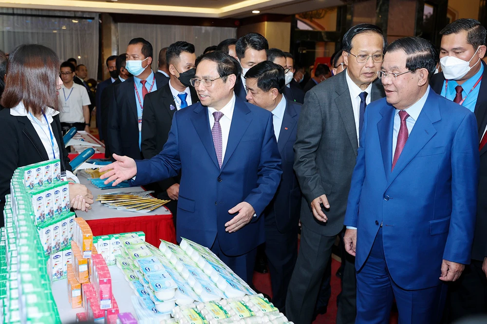 Thủ tướng Phạm Minh Chính thăm gian hàng của Angkormilk tại Diễn đàn Xúc tiến Đầu tư và Thương mại Việt Nam – Campuchia 2022.