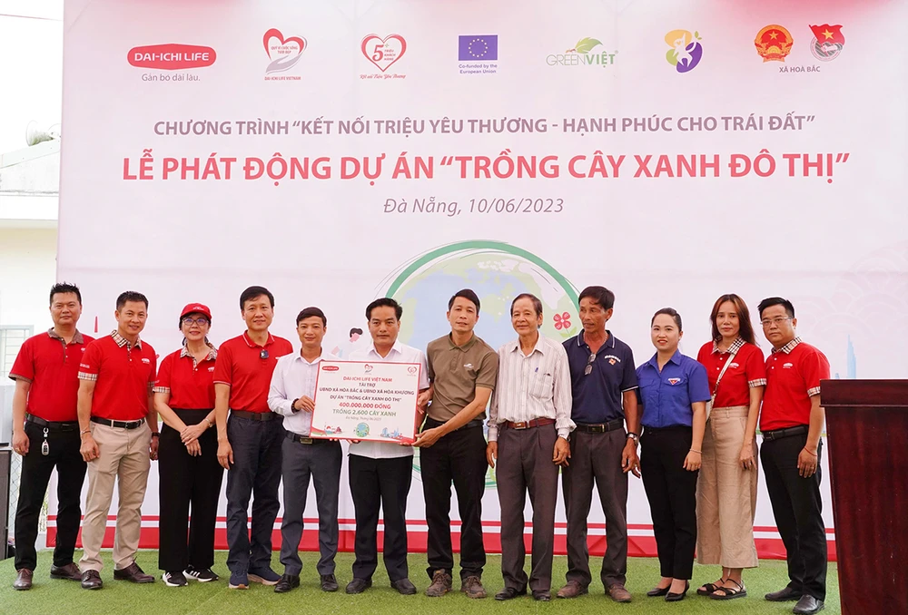 Ông Trần Đình Quân, TGĐ Dai-ichi Life Việt Nam kiêm Chủ tịch Quỹ Vì cuộc sống tươi đẹp (thứ 4, trái qua) trao biểu trưng tài trợ chương trình “Trồng cây xanh đô thị” cho đại diện UBND xã Hòa Bắc, Hòa Khương và đại diện Green Việt.