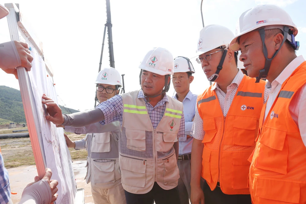 Lãnh đạo EVN kiểm tra tiến độ dự án Trung tâm Điện lực Quảng Trạch. (Ảnh: EVN)