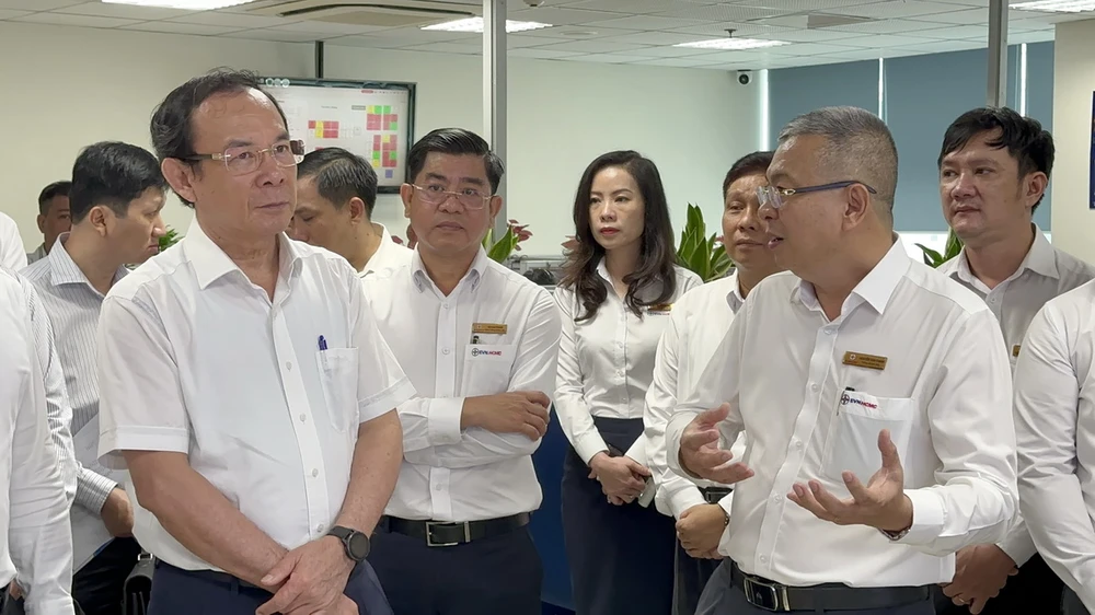 Đồng chí Nguyễn Văn Thanh – Phó Bí thư, Tổng Giám đốc giới thiệu cho đồng chí Nguyễn Văn Nên về sự vận hành của Trung tâm Chăm sóc khách hàng EVNHCMC. Đồng chí Nguyễn Văn Thanh – Phó Bí thư, Tổng Giám đốc giới thiệu cho đồng chí Nguyễn Văn Nên về sự vận hành của Trung tâm Chăm sóc khách hàng EVNHCMC.