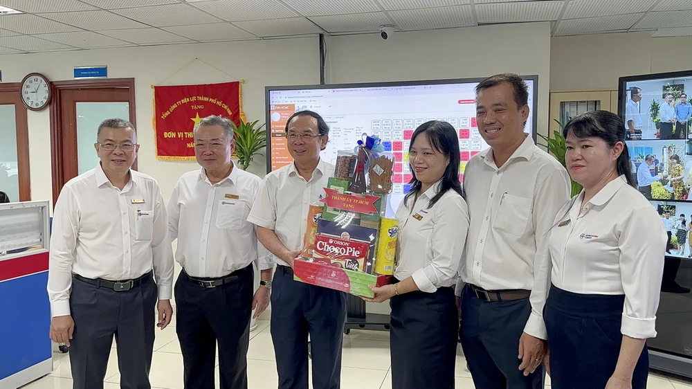 Đồng chí Nguyễn Văn Nên - Ủy viên Bộ Chính trị, Bí thư Thành ủy TP.HCM tặng quà cho lãnh đạo, CBCNV của EVNHCMC. Đồng chí Nguyễn Văn Nên - Ủy viên Bộ Chính trị, Bí thư Thành ủy TP.HCM tặng quà cho lãnh đạo, CBCNV của EVNHCMC.