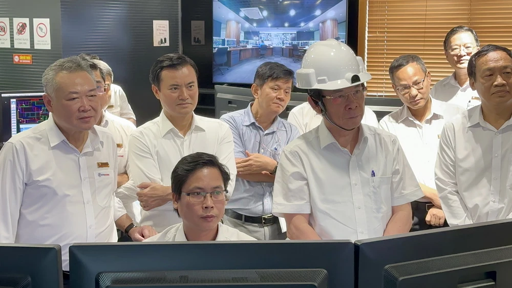 Đồng chí Nguyễn Văn Nên - Ủy viên Bộ Chính trị, Bí thư Thành ủy TP.HCM và đoàn công tác đang làm việc với Trung tâm Điều độ hệ thống điện. Đồng chí Nguyễn Văn Nên - Ủy viên Bộ Chính trị, Bí thư Thành ủy TP.HCM và đoàn công tác đang làm việc với Trung tâm Điều độ hệ thống điện.