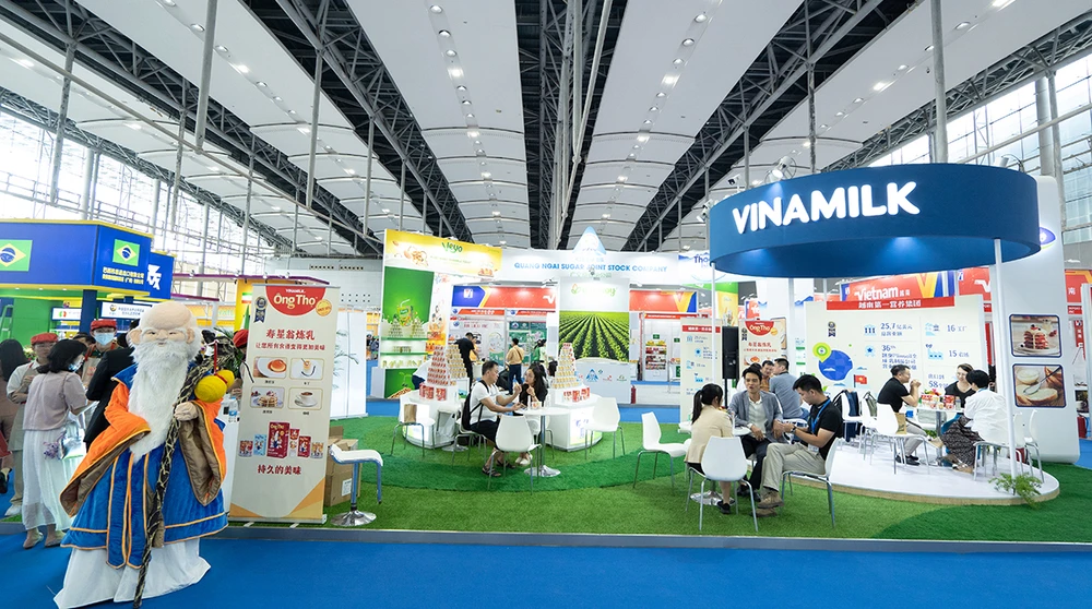 Với quy mô lớn và thiết kế độc đáo, gian hàng của Vinamilk nổi bật và thu hút chỉ tập trung vào một dòng sản phẩm duy nhất là sữa đặc Ông Thọ.