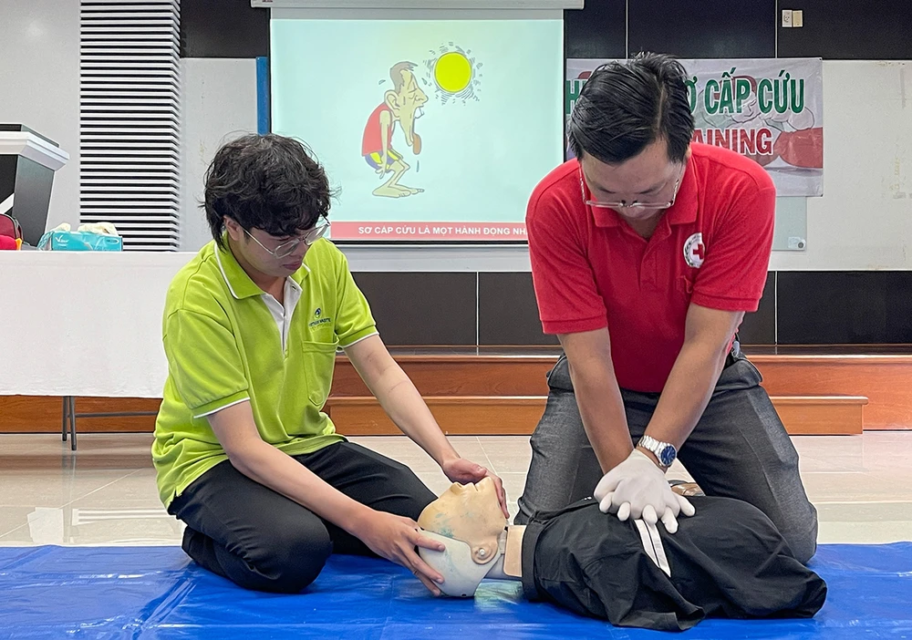 Hướng dẫn kỹ năng và thực hành phương pháp hồi sinh tim phổi cho người bị nạn.