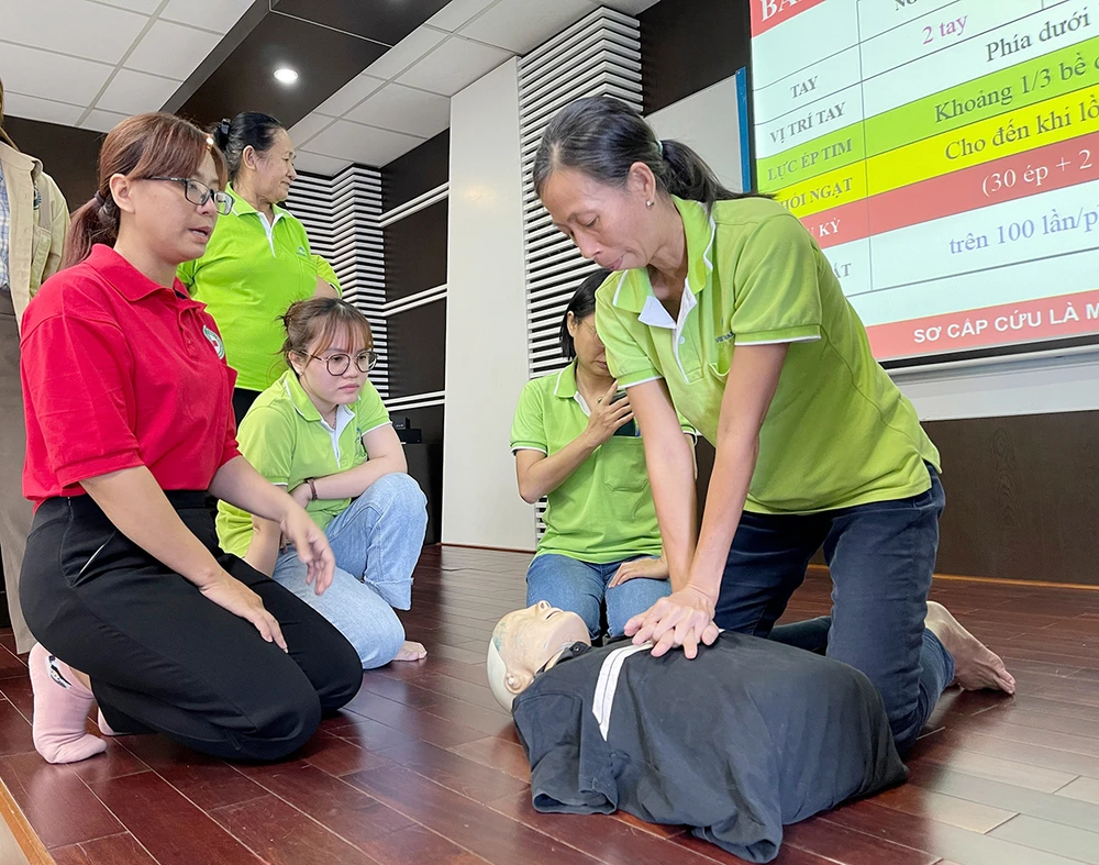 Người lao động thực hành phương pháp hồi sinh tim phổi cho người bị nạn.