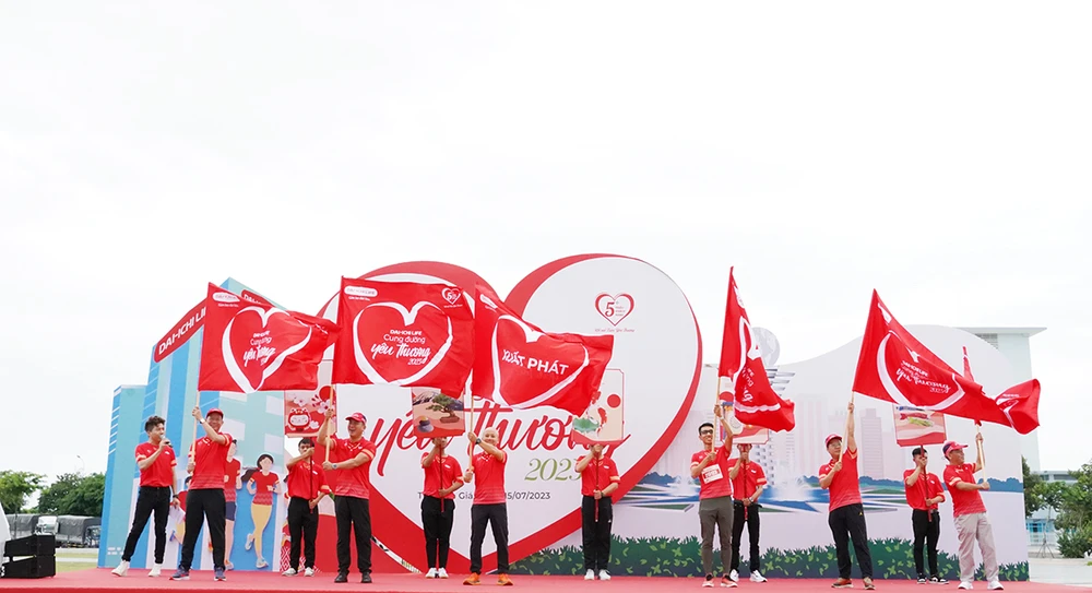 Ban Giám đốc Dai-ichi Life Việt Nam thực hiện nghi thức phất cờ khai mạc sự kiện kết nối Dai-ichi Life - Cung Đường Yêu Thương 2023.