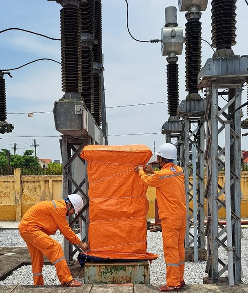 Nhân viên EVNNPC kiểm tra, gia cố bảo vệ các trạm điện.