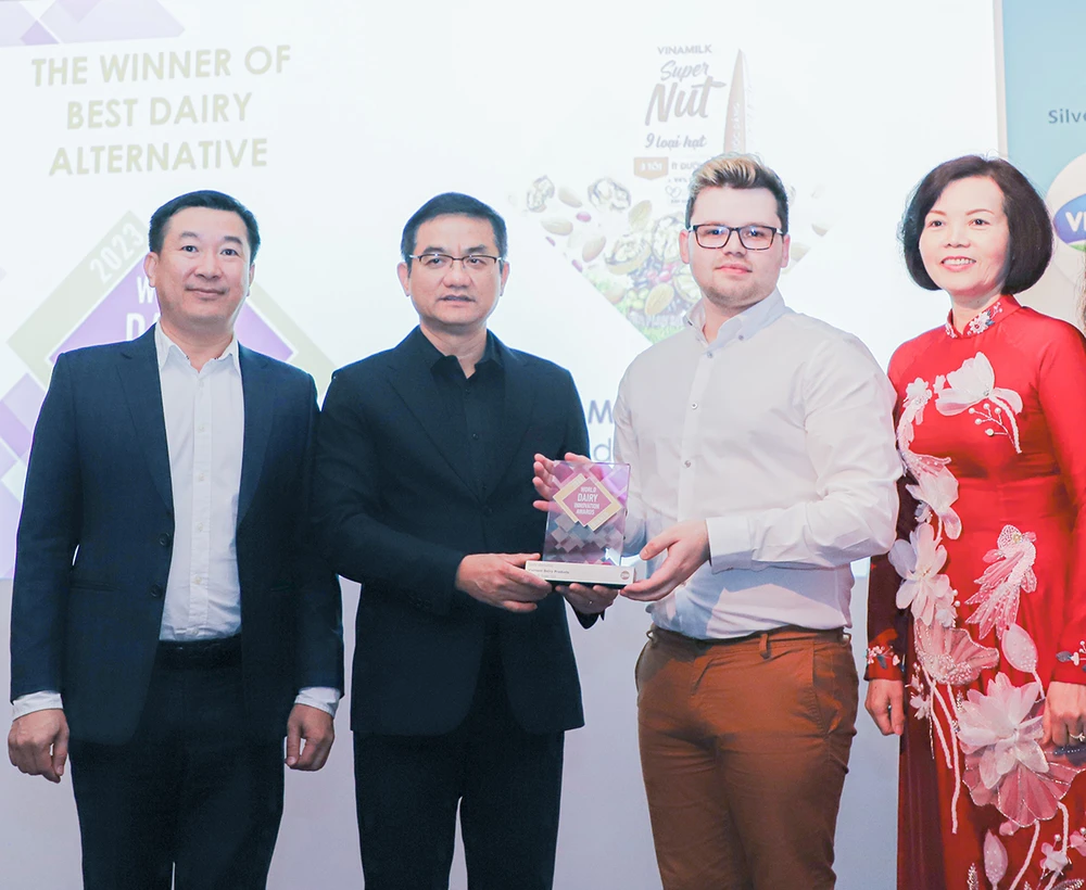 Đại diện Vinamilk nhận giải “Quán quân” ở hạng mục “Sản phẩm thay thế sữa tốt nhất” (Best Dairy Alternative) cho sản phẩm sữa 9 loại hạt Vinamilk Super Nut tại Hội nghị sữa toàn cầu 2023 diễn ra tại Anh Quốc tháng 6 vừa qua. (Ảnh: Vinamilk).