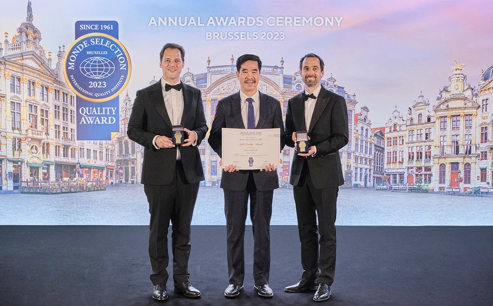 Đại diện Vinamilk nhận giải Giải vàng quốc tế về chất lượng 2023 (Gold Award 2023) từ Monde Selection (Bỉ). (Ảnh: Vinamilk).