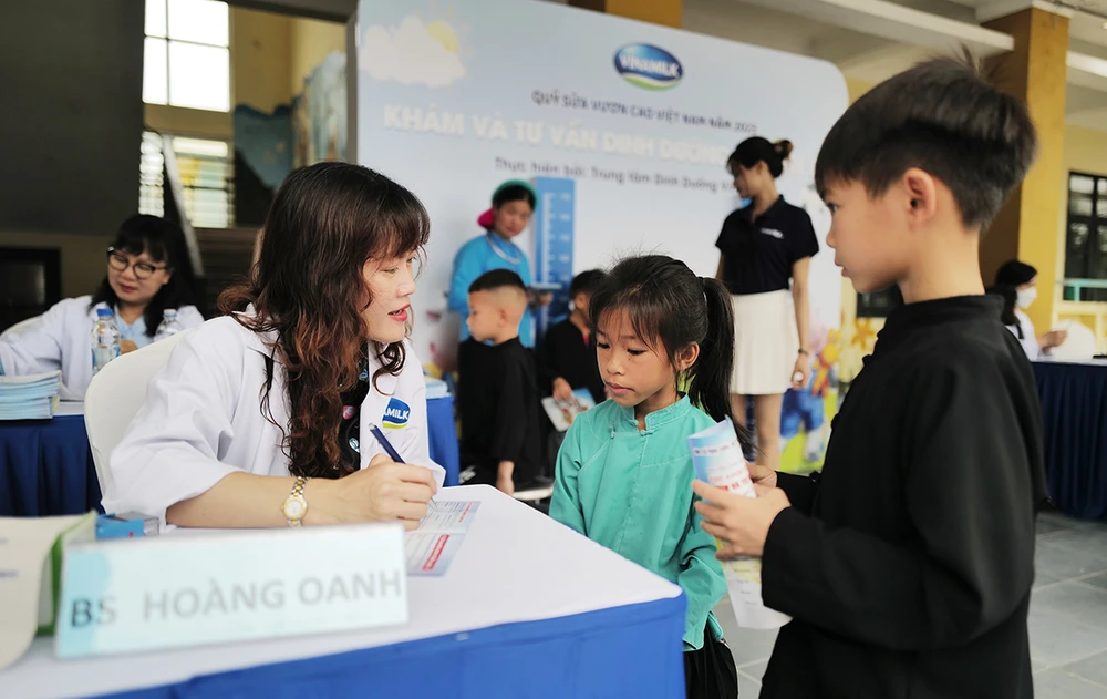 Các bác sĩ Trung tâm Dinh dưỡng Vinamilk khám và tư vấn dinh dưỡng cho các em học sinh Trường Tiểu học Húc Động.