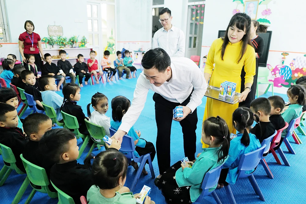 Các bé Trường Mầm non Vô Ngại háo hức đón nhận những hộp sữa dinh dưỡng.