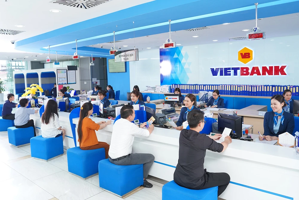 Khách hàng giao dịch tại Vietbank.