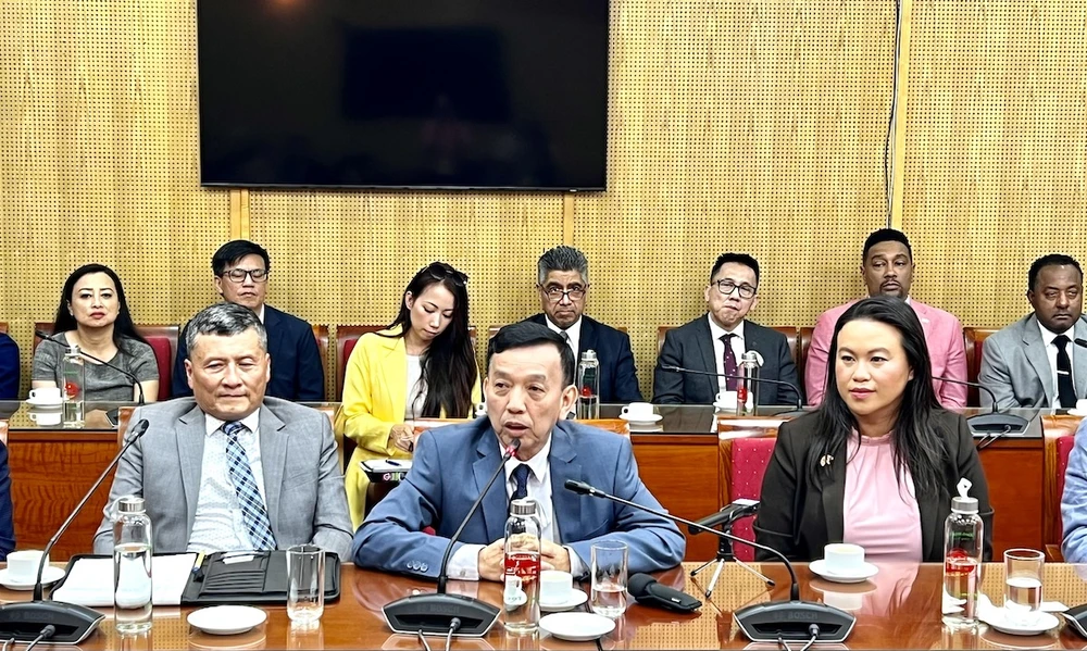 Ông David Dương, Chủ tịch HĐQT kiêm Tổng giám đốc Công ty CWS và Công ty VWS phát biểu tại buổi gặp Thứ trưởng Bộ Kế hoạch và Đầu tư Nguyễn Thị Bích Ngọc.