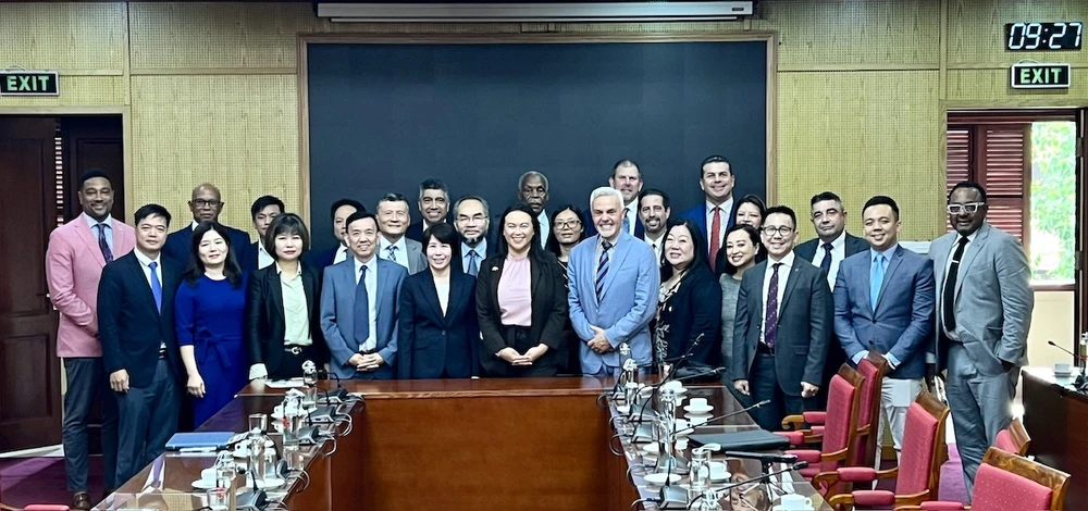 Đoàn doanh nghiệp Hoa Kỳ chụp hình lưu niệm với Thứ trưởng Bộ Kế hoạch và Đầu tư Nguyễn Thị Bích Ngọc.