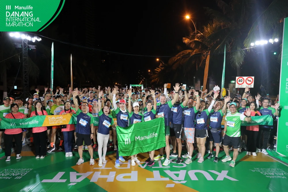 BGĐ Manulife Việt Nam cùng hàng ngàn VĐV tham gia xuất phát cuộc thi marathon khi bình minh chưa hé dạng.