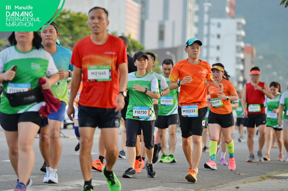 Các VĐV chạy qua cung đường ven biển tuyệt đẹp của TP. Đà Nẵng.