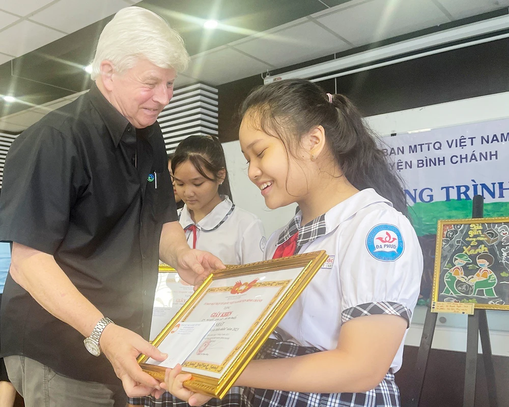 Ông Kevin Moore trao giải Nhất cuộc thi vẽ tranh bảo vệ môi trường cho Trường PTCS Qui Đức. Trường PTCS Đa Phước (giải Nhì); Trường PTCS Phong Phú (giải Ba).