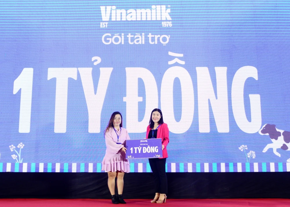Đại diện Vinamilk trao bảng tài trợ 1 tỷ đồng cho ban tổ chức.