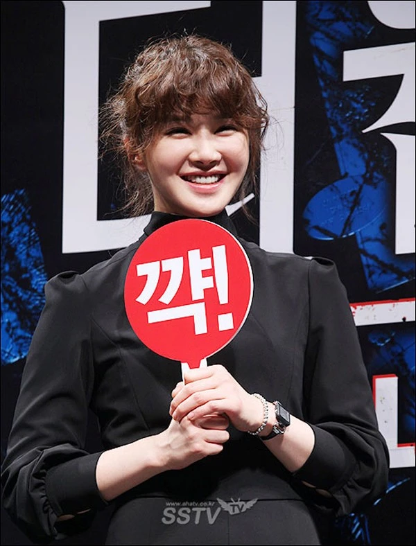 Lee Si Young lộ vẻ bầu bĩnh khi cười tít mắt trong thời điểm tăng cân. Lee Si Young lộ vẻ bầu bĩnh khi cười tít mắt trong thời điểm tăng cân.