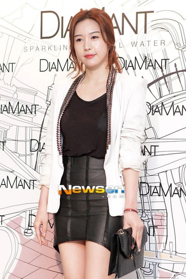 Gương mặt như bị sưng vù của nữ diễn viên Sin Joo Ah trong buổi công chiếu phim mới. Gương mặt như bị sưng vù của nữ diễn viên Sin Joo Ah trong buổi công chiếu phim mới.