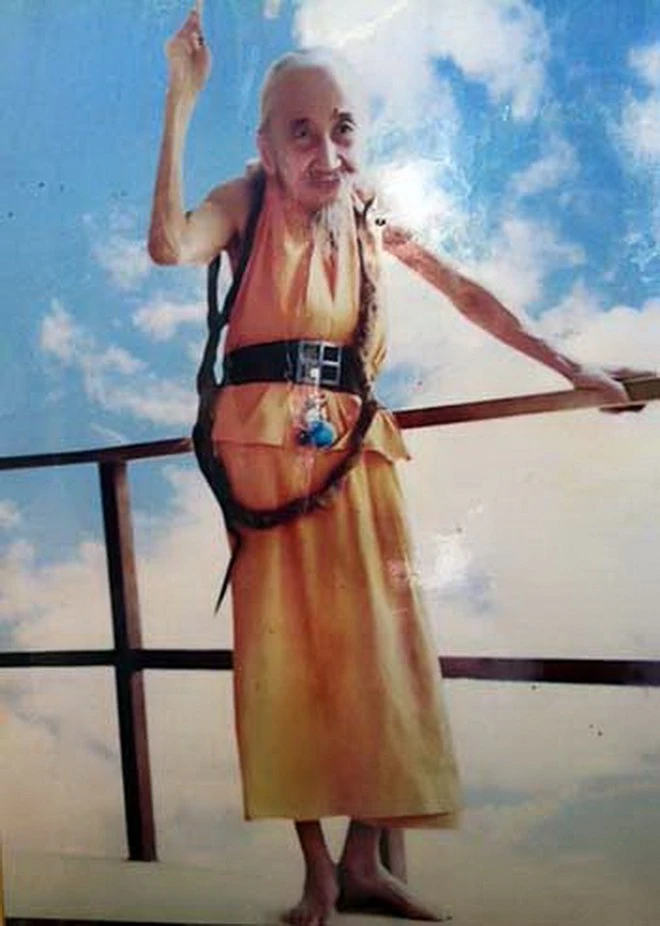 Một trong những kiểu tu "hành xác" của đạo Dừa.