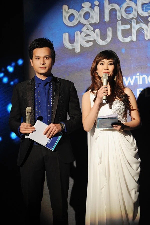 8. Là một trong những MC thường xuyên có cơ hội dẫn chương trình truyền hình trực tiếp nhưng Danh Tùng vẫn mắc lỗi dài dòng và nói hớ. Một trong những lỗi gần đây nhất là trong chương trình Bài hát yêu thích tháng 2/2013, anh xếp hạng tuổi chi tiết 3 vị khách mời khiến họ phải ái ngại. “Người cao tuổi nhất là đạo diễn Nguyễn Cường, người ít tuổi nhất là đạo diễn Việt Tú và người được gọi là ca sĩ không có tuổi, đó là Thanh Lam…” – anh nói.