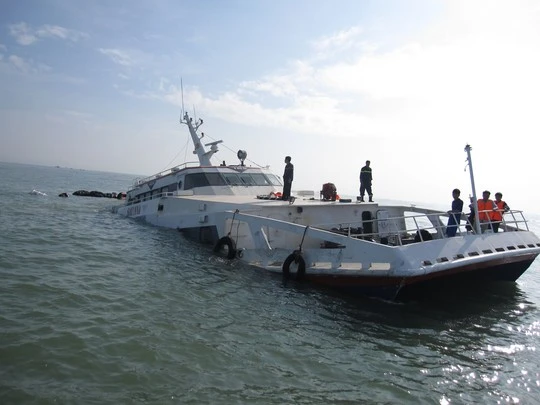 Bình Thuận: Chìm tàu khách lúc rạng sáng