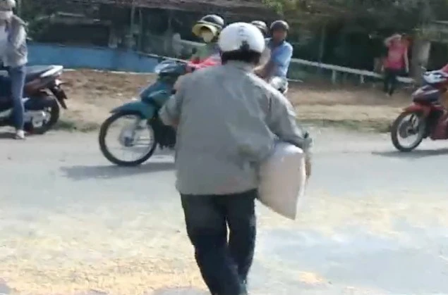 Người đàn ông này thì dùng bao tải để cướp ngô.