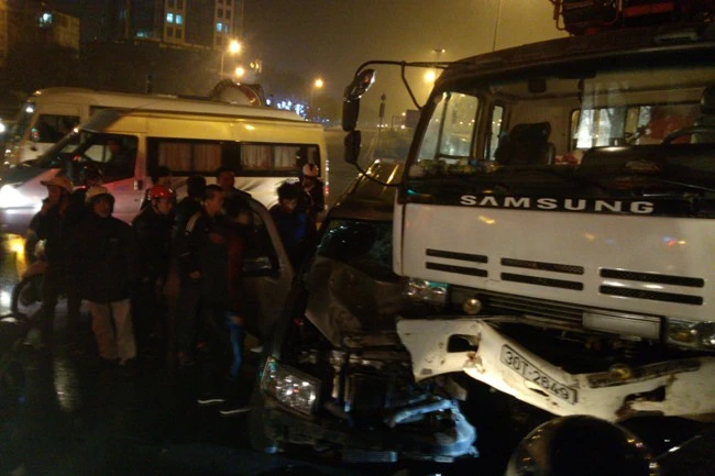 Rất đông người dân tập trung đến xem.