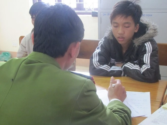 Công an huyện Lộc Hà lấy lời khai của Lãm. Công an huyện Lộc Hà lấy lời khai của Lãm.