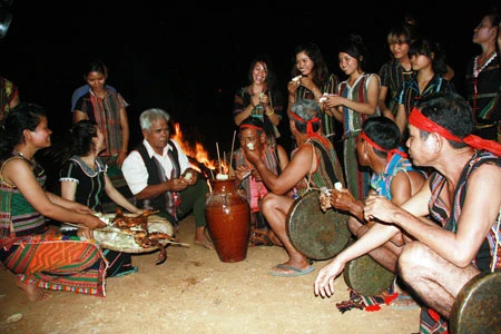 Đồng bào dân tộc S'tiêng quây quần uống rượu cần bên ánh lửa bập bùng. Đồng bào dân tộc S'tiêng quây quần uống rượu cần bên ánh lửa bập bùng.