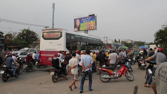 Nhiều người chạy theo yêu cầu 2 xe dừng lại để xác định xe gây tai nạn.