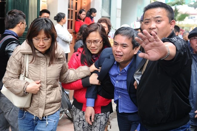 Gia đình nạn nhân đau đớn. Ảnh: Quang Trung