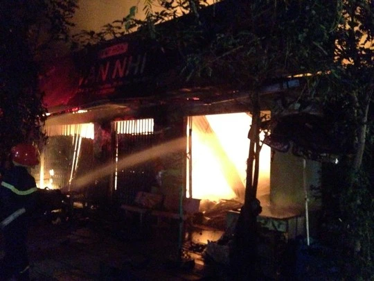 Lực lượng PCCC chỉ có thể ngăn ngọn lửa không cháy lan sang nhà khác