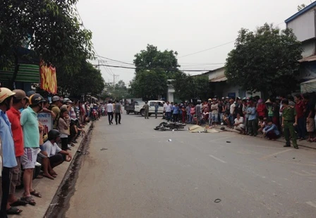 Hàng trăm người vây kín hiện trường theo dõi vụ việc