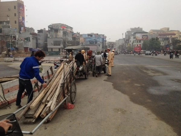 Tính trong ngày đầu ra quân (7/1), các đội CSGT đã tạm giữ 36 xe 3 bánh tự chế được điều khiển bởi những người giả danh thương binh. Trường hợp các thương binh điều khiển xe để kiếm sống, lực lượng CSGT đã tiến hành tuyên truyền, nhắc nhở.