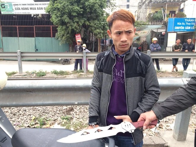 Thanh đao mà người ngồi sau xe máy mang theo.