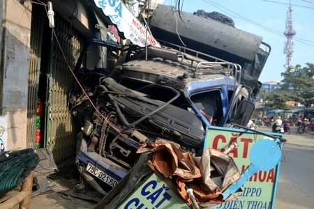 Phần đầu chiếc xe bị hư hỏng nặng