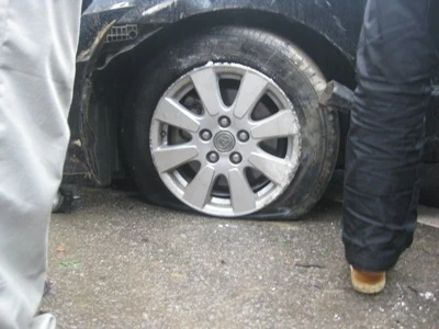 2 bánh trước bị bị bẹp dí