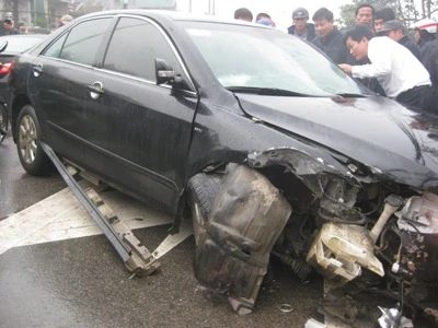 Chiếc xe bị biện dạng hoàn toàn sau vụ tai nạn