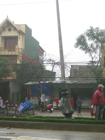 Cột điện cao thế bị xiêu vẹo