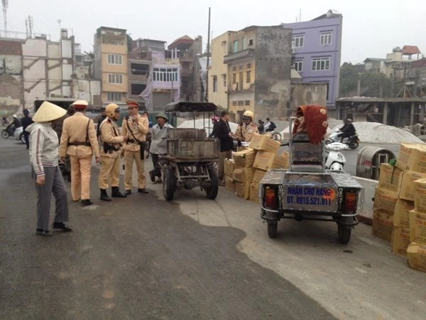 Thực hiện chỉ đạo của Giám đốc Công an TP.Hà Nội, Phòng CSGT Hà Nội đã ban hành kế hoạch xử lý các hành vi vi phạm làm cản trở giao thông, có nguy cơ dẫn đến tai nạn giao thông trước và sau Tết. Trung tá Nguyễn Hữu Tâm, Phó trưởng phòng CSGT Hà Nội, cho biết trong chiến dịch này sẽ tập trung trước hết các lỗi gây bức xúc như xe 3 bánh của những người giả danh thương binh chở hàng cồng kềnh, xe khách lòng vòng đón trả khách tại cửa bến xe; người và phương tiện mang vác đồ đạc cồng kềnh gây cản trở giao thông.