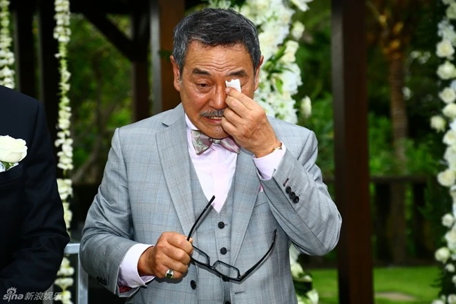 Cha chú rể cũng xúc động rơi nước mắt.