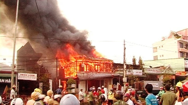 Khi hỏa hoạn xảy ra, đã có rất nhiều người dân đến ứng cứu nhưng do thời tiết hanh khô và nhà làm bằng gỗ nên lửa bùng cháy dữ dội. Toàn bộ đường dây điện trụ điện trước nhà cũng bị ngọn lửa thiêu rụi. Rất may trước đó ngành điện đã cắt điện khu vực này. Các ngôi nhà lân cận đã phải di dời toàn bộ đồ đạc, tài sản ra phía an toàn vì sợ lửa cháy lan.