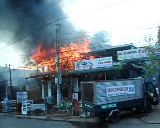 Toàn bộ đường dây điện trụ điện trước nhà cũng bị ngọn lửa thiêu rụi.